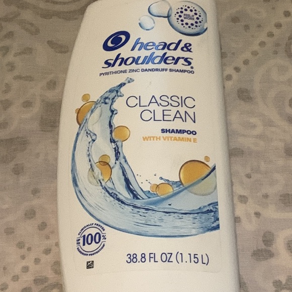 New Head & Shoulders Anti-Dandruff Shampoo with Vitamin E Classic Clean 38.8 oz - Picture 2 of 3